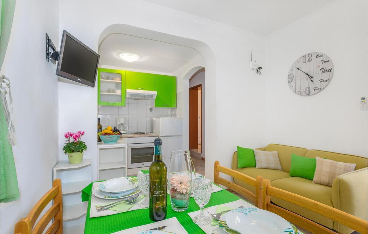 2 Bedroom Cozy Apartment In Omisalj Ngoại thất bức ảnh