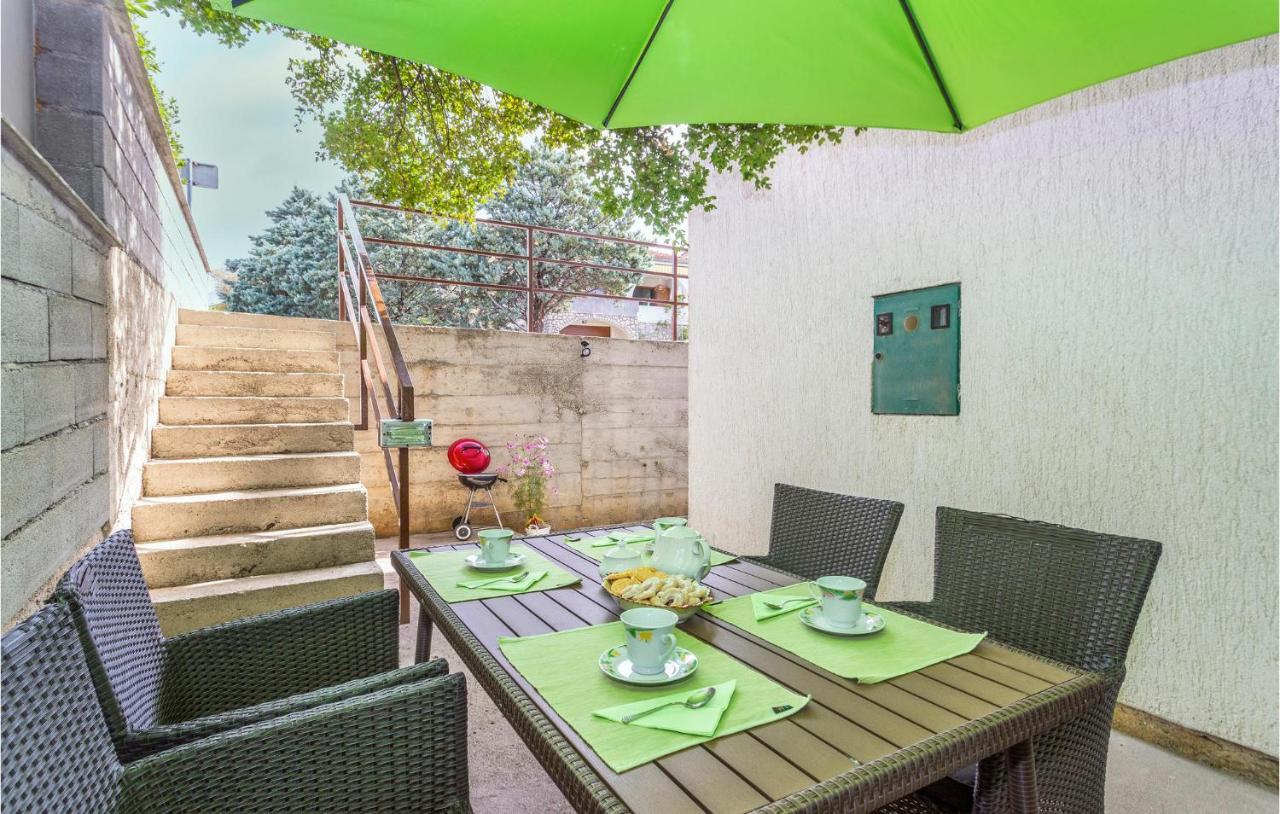 2 Bedroom Cozy Apartment In Omisalj Ngoại thất bức ảnh