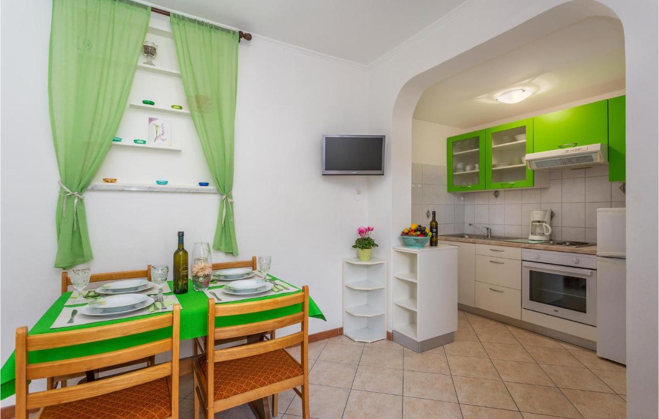 2 Bedroom Cozy Apartment In Omisalj Ngoại thất bức ảnh