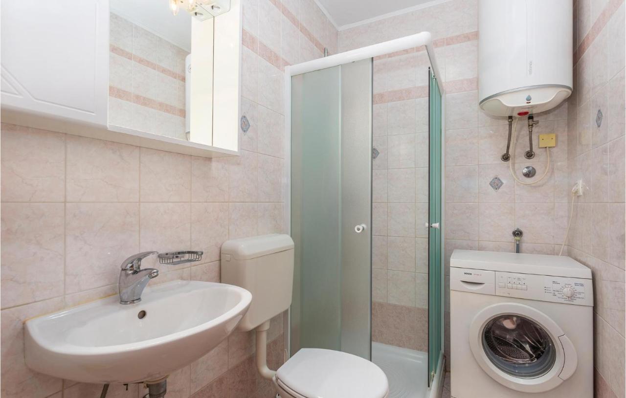 2 Bedroom Cozy Apartment In Omisalj Ngoại thất bức ảnh