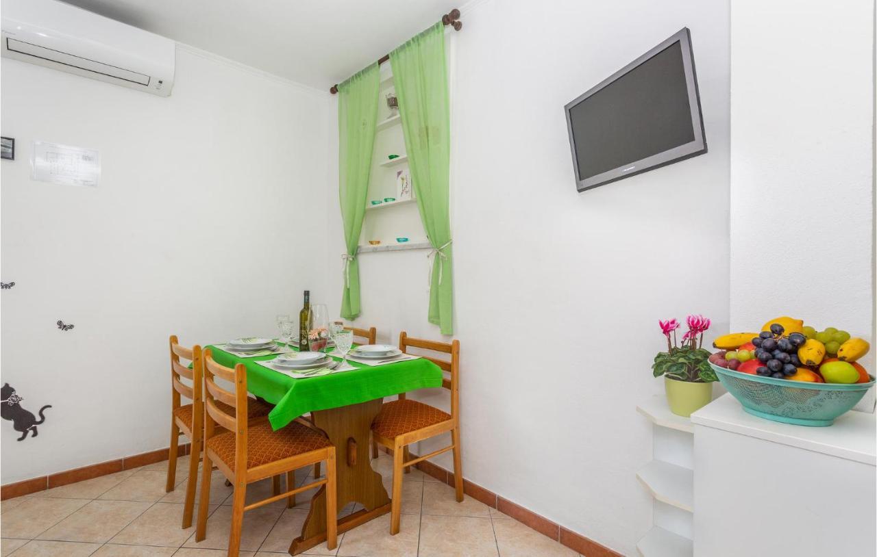2 Bedroom Cozy Apartment In Omisalj Ngoại thất bức ảnh