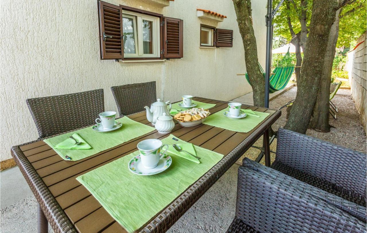 2 Bedroom Cozy Apartment In Omisalj Ngoại thất bức ảnh
