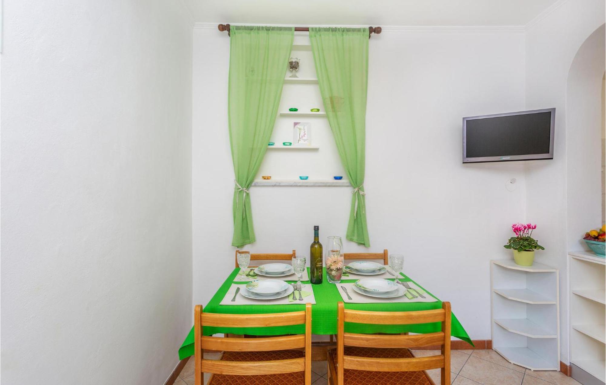 2 Bedroom Cozy Apartment In Omisalj Ngoại thất bức ảnh